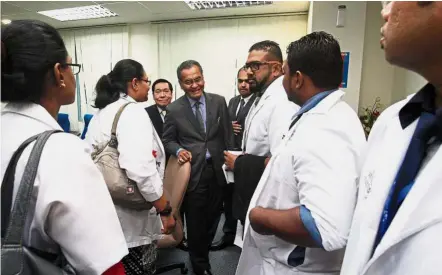  ??  ?? Allaying fears: Dr Dzulkefly (center) with medical officers and specialist­s after a closed door meeting at Hospital Sungai Buloh. On his right is Sungai Buloh Hospital director Dr Kamaruddin Alias.