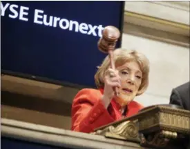  ?? SETH WENIG — THE ASSOCIATED PRESS FILE ?? In this file photo, Evelyn Y. Davis uses a gavel to ring the closing bell at the New York Stock Exchange in New York. Davis, who owned stock in more than 80 public companies and liked to make a show of her presence at shareholde­r meetings, died Sunday. She was 89.