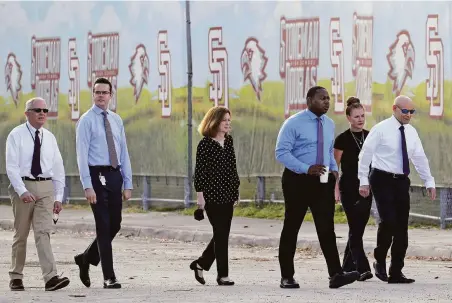  ?? Amy Beth Bennett / South Florida Sun Sentinel ?? Jurors deciding the fate of the Parkland, Fla., killer visit the site of the shooting at Marjory Stoneman Douglas High School.