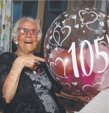  ?? Picture: PETER CARRUTHERS ?? HAPPY DAY: Beryl James celebrated her 105th birthday with family yesterday.