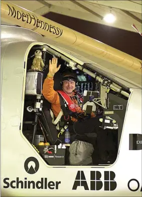  ?? REUTERS/STRINGER ?? GAGAL TERBANG NONSTOP: Pilot Swiss Andre Boschberg di dalam kokpit Solar Impulse 2 saat siapsiap untuk take off di Bandara Internasio­nal Nanjing Lukou, Provinsi Jiangsu, Tiongkok.