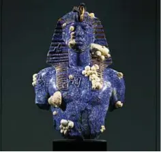  ??  ?? Un’altra lavorazion­e di Hirst: il busto di un anonimo faraone, realizzato utilizzand­o un blocco di granito blu, decorato con oro e concrezion­i marine in agata bianca