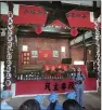  ?? LU ZHONGQIU / FOR CHINA DAILY ?? A tour guide introduces the Party’s history to visitors in Ruijin, Jiangxi province.
