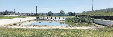  ?? Picture: MAMELA NDAMASE ?? SINKING FEELING: A constructi­on company that was appointed by Buffalo City Metro to fix the abandoned Mdantsane NU2 swimming pool deserted the project when funds ran out.