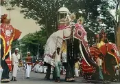  ??  ?? India La procession­e del sacro dente di Buddha