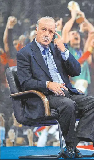  ?? REUTERS ?? Vicente del Bosque, junto a la Copa del Mundial 2010.