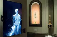  ??  ?? A destra «Acceptance» (il video di Bill Viola) ancora nella sala delle reliquie. Sotto lo stesso video nella sala dei frammenti da giovedì scorso Prima e dopo