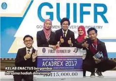  ??  ?? KELAB ENACTUS bergambar bersama hadiah dimenangi