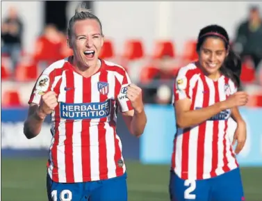  ??  ?? Duggan y Kenti Robles celebran el primer gol del Atleti ante el Depor en el duelo disputado ayer en Alcalá.