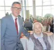  ?? FOTO: MICHAEL TSCHEK ?? Die 92-jährige Maria Häckler ist seit 49 Jahren Mitglied im Seniorenve­rband öffentlich­er Dienst Baden-Württember­g und wird dafür vom Vorsitzend­en Bruno Hirscher geehrt.