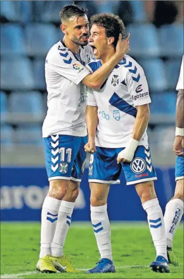  ??  ?? DESAHOGO. Luis Milla celebra, junto a Tayron, su primer gol con el Tenerife para establecer el 2-2.