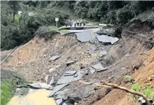  ??  ?? Personas vieron ayer la destrucció­n causada por la tormenta tropical una autopista que conecta con el sur de Costa Rica. Nate en