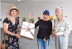  ?? Foto: Sabine Roth ?? Eva Wäckerle und Christl Beyer interessie­ren sich für eine Skulptur aus der Papier tüte. In der Mitte Kunstschul­leiterin Rose Maier Haid.