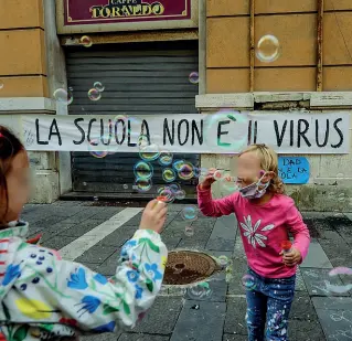  ??  ?? La protesta Bolle di sapone dei bambini contro la chiusura delle scuole in Campania