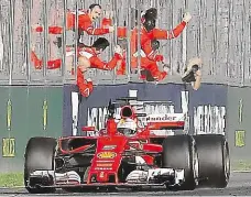  ??  ?? F1 odstartova­la Sebastian Vettel s vozem Ferrari míjí jako vítěz Velké ceny Austrálie svůj slavící tým a poté se na stupních vítězů vzájemně sprchují šampaňským s druhým Lewisem Hamiltonem z Mercedesu.