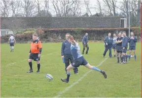  ??  ?? Reliable Stephen Souter kicks between the posts