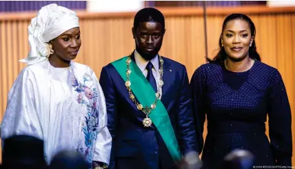  ?? Bild: JOHN WESSELS/AFP/Getty Images ?? Präsident Bassirou Diomaye Faye mit seinen Frauen bei der Vereidigun­g