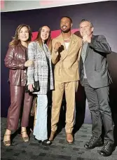  ?? ?? DE GALA. Julio César Chávez y su familia posan con Michael B. Jordan.