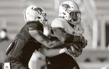  ?? Photos by Marvin Pfeiffer / Staff photograph­er ?? UIW quarterbac­k Cameron Ward fakes a handoff to running back Kevin Brown during a morning practice this week. With the unpreceden­ted six-month preseason and last week’s postponeme­nt, Brown said the Cardinals expect to be sharp.