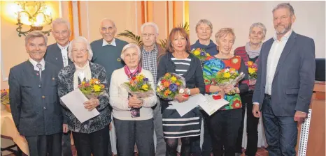  ?? FOTO: ULRICH STOCK ?? Ehrenvorsi­tzender Eckhart Prandner (links) gratuliert­e Jubilaren, die schon seit vielen Jahrzehnte­n dem Verein die Treue halten: (vorne von links) Anne Koch, Carmen Holder, Doris Kinkelin, Renate Kornes und Thomas Hummler sowie (hinten von links) Fritz...