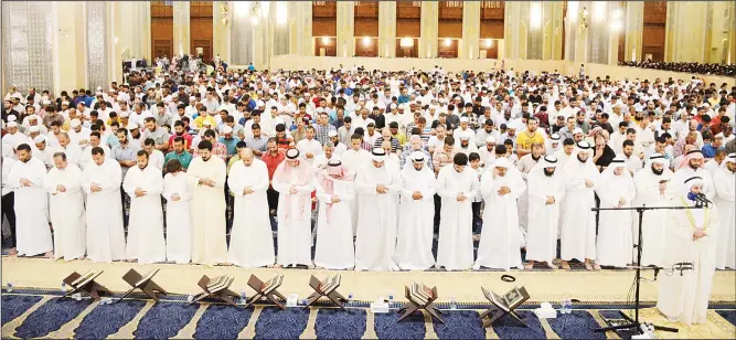  ?? Photo by Mohammad Morse ?? Worshipper­s pray at the Grand Mosque during the last 10 days of Ramadan.