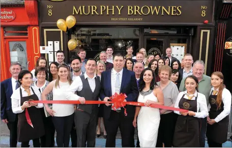  ?? Picture: Eamonn Keogh. ?? Mayor of Killarney Niall Kelleher performs the official opening of Murphy Brownes Restaurant, High St, Killarney with proprieter­s Denis Murphy and Deirdre Browne, staff members, family and friends.