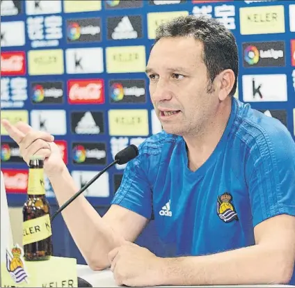  ?? FOTO: UNCITI ?? Eusebio Sacristán, en un momento de su comparecen­cia de ayer en la sala de prensa de Zubieta