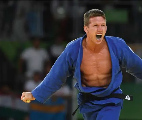  ?? Toshifumi Kitamura/afp ?? Dirk Van Tichelt schreeuwt het uit na zijn zege. Hij versloeg in de strijd om brons de Hongaar Miklos Ungvari met ippon.