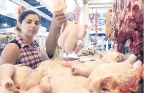  ??  ?? CONSUMO. En los mercados sampedrano­s, la libra de carne de pollo cuesta un promedio de 24 libras y los precios son estables.