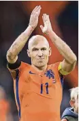  ??  ?? Ehrenrunde in Amsterdam: Arjen Robben