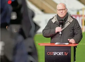  ?? TINO ZIPPEL ?? Heiko Mallwitz von Ostsport.tv begrüßt die Zuschauer bei einer Übertragun­g aus Jena.