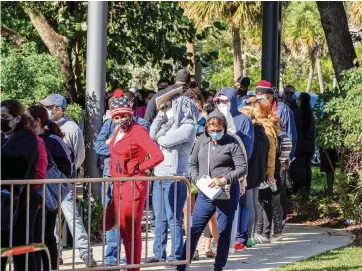  ?? PEDRO PORTAL pportal@miamiheral­d.com ?? Miami residents line up in Regatta Park on Dec. 1 to receive Publix gift cards to help buy groceries amid the pandemic.