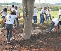  ??  ?? Medio ambiente. FUNDEMAS promueve el cuido del medio ambiente desde su programa “Limpiemos El Salvador”.