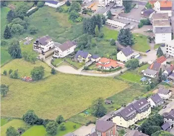  ?? FOTO: MISERIUS ?? Das 31.000 Quadratmet­er große Areal am Jakob-Eulenberg-Weg soll nach Plänen von CDU, Grünen und OpladenPlu­s entgegen ursprüngli­cher Planungen doch bebaut werden.