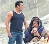  ?? HT PHOTO ?? Actors Salman Khan and Jacqueline Fernandez during the shooting of the film Race 3 in Kashmir.