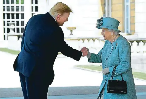  ?? Foto: ČTK ?? Staří známí Královna Alžběta II. vítá Donalda Trumpa v zahradě Buckingham­ského paláce. Trump se s britskou panovnicí setkal už loni.