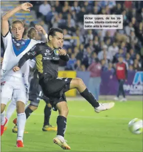  ??  ?? Víctor Lojero, de los Venados, intenta controlar el balón ante la marca rival