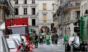  ??  ?? L’interventi­on des pompiers pourrait se poursuivre cette semaine encore.