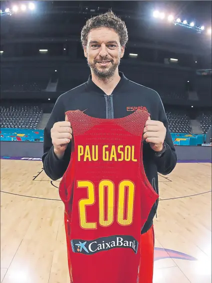  ?? FOTO: EFE ?? Paui Gasol sostiene la camiseta con el 200, con la que fue obsequiado ayer por la FEB por su nueva marca de partidos con la Selección