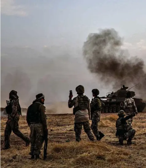  ?? (ZEIN AL RIFAI/AFP) ?? Militaires turcs et miliciens syriens dans les environs de Manbij.