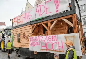  ??  ?? Abgesang auf den Landsberge­r Fasching? Der Wagen des Burschenve­reins Obermeitin­gen.