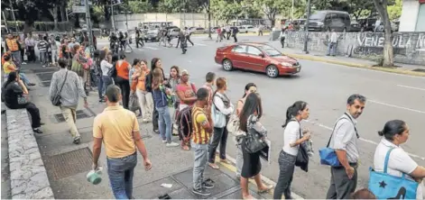  ?? FOTO: EFE ?? Las filas se repiten a lo largo de todo Venezuela. En los últimos meses la crisis se ha agudizado, aumentando la desesperan­za. .