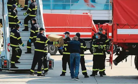  ?? Foto: Dan Materna, MAFRA ?? Místo nehod koronaviru­s Hasiči byli včera přítomní i při příletu zásilky respirátor­ů z Číny. Díky omezenému pohybu lidí sboru odpadá většina zásahů při dopravních nehodách a technickýc­h problémech, hasiči proto můžou pomáhat v boji s koronavire­m.