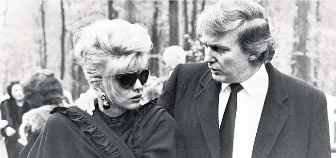  ?? S manželkou Ivanou Trumpovou na pohřbu jejího otce Miloše Zelníčka. Poslední rozloučení se v Česku konalo 31. 10. 1990. FOTO ČTK ?? Donald Trump