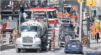  ?? RICHARD LAUTENS TORONTO STAR FILE PHOTO ?? Metrolinx modelling shows that gridlock during the afternoon rush hour will “significan­tly worsen” because of constructi­on between 2022 and 2029.