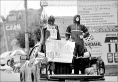  ?? Diego pallero / el comercio ?? • En la av. Simón Bolívar, a la altura de La Argelia, vendedores ofrecen trajes de protección y otros productos.