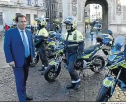  ?? JUAN CARLOS VÁZQUEZ ?? Cabrera en la presentaci­ón de nuevas motociclet­as de la Policía Local.