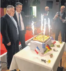  ?? FOTO: MOOSBRUCKE­R ?? Eine Geburtstag­storte zum Jubiläum schnitten die Bürgermeis­ter Gerhard Reichegger (links) und Yannick Borde (Zweiter von links) an.