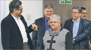  ?? LUIS ACOSTA / AFP ?? Plana. Iván Márquez (i) y la candidata a la vicepresid­encia de Colombia, Imelda Daza (c), ayer en Bogotá.