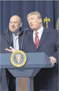 ?? FOTO: IMAGO ?? Noch Anfang Januar zeigte sich US-Präsident Donald Trump (rechts) Seite an Seite mit seinem Wirtschaft­sberater Gary Cohn. Nun hat dieser das Weiße Haus verlassen.